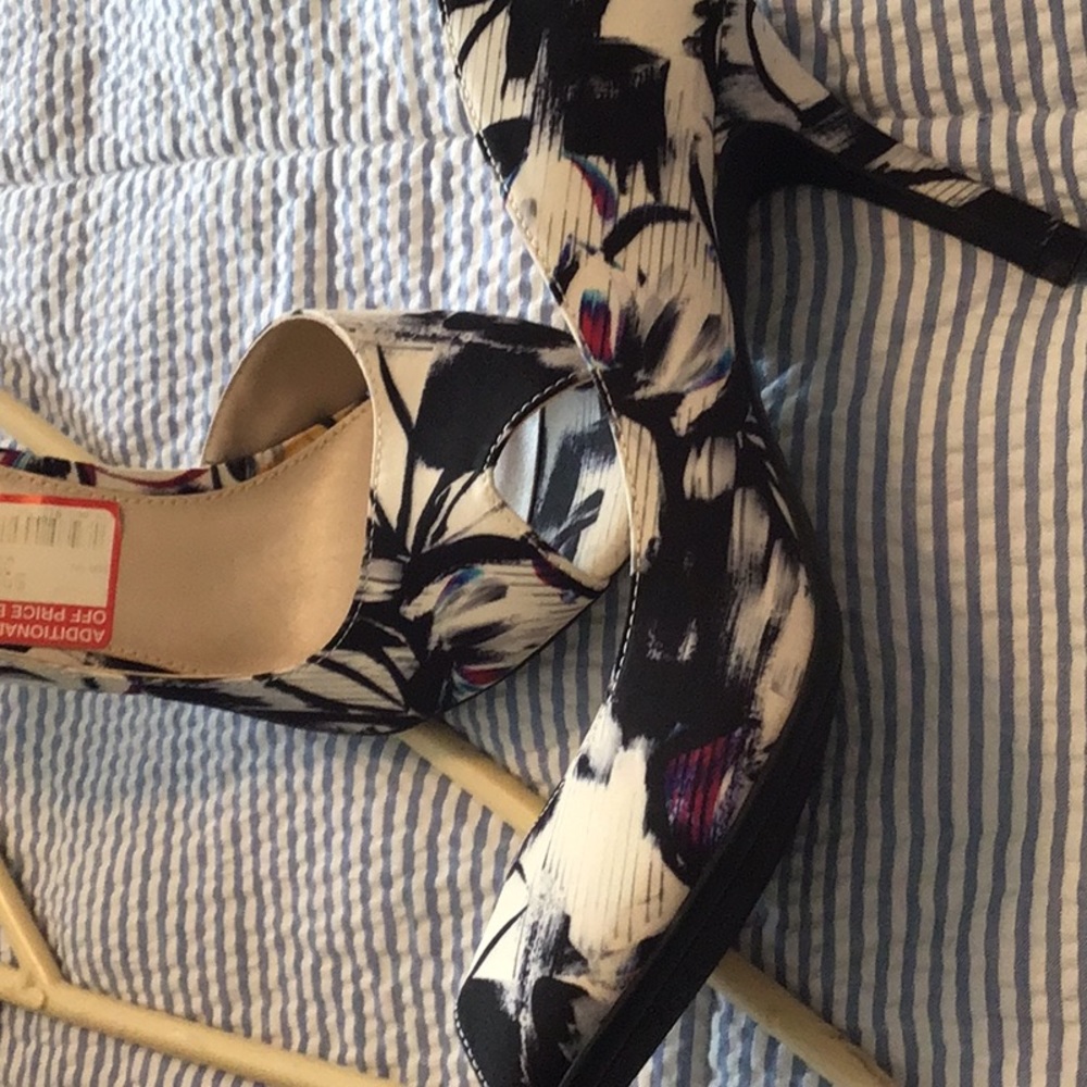 Women’s NWT open toe floral heels